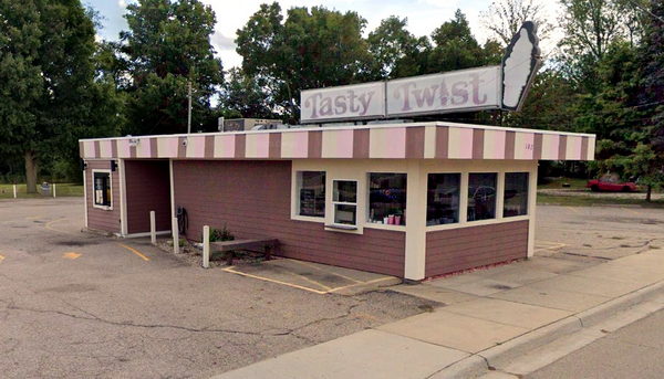 Tastee-Freez - Charlotte - 102 Lansing Rd (newer photo)